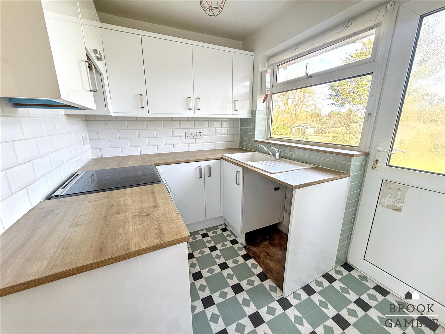 2 Bedroom Bungalow. Bailey Crescent in Eastbourne,  11